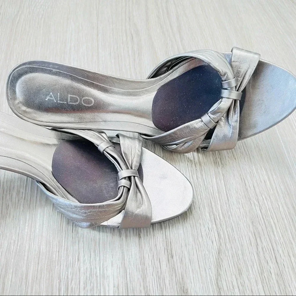 ALDO WHITE GOLD LEATHER FLIP SANDALS KITTEN HEELS BOW IN FRONT SLIP ON 39 - Picture 4 of 10